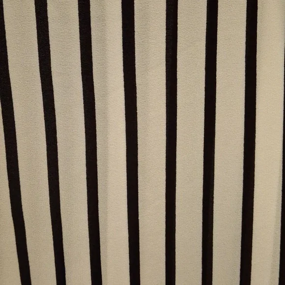 Express Portofino Sleeveless Blouse - Picture 4 of 4